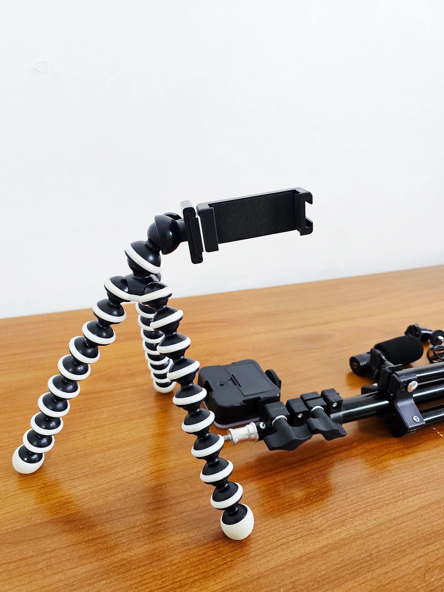 Pack creator 2 📢 تريبود بطول 2 متر + إضاءة +ميكروفون +ريموت بلوتوث + تريبود مجاني